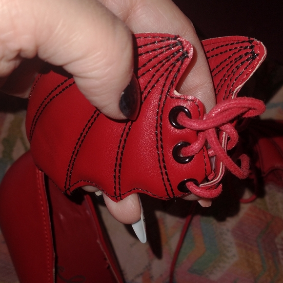 Ellie Red Devil Witchy Gothic Red Winged High Heels Size 6 Like New - Picture 5 of 7